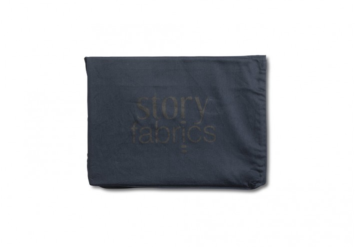 Pillow case with decorative coconut buttons. Sateen. Organic cotton.