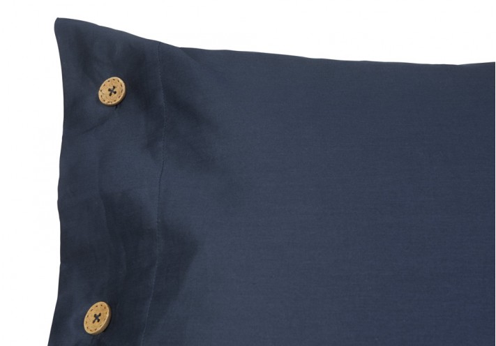 Pillow case with decorative coconut buttons. Sateen. Organic cotton.