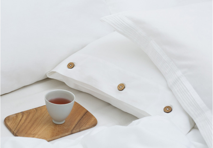 PILLOW CASE SATEEN WITH COCONUT BUTTONS WHITE